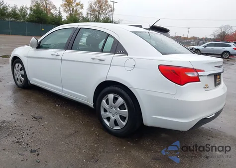 2013 Chrysler 200 Lx z USA, uszkodzony, nr VIN 1C3CCBAB9DN641032